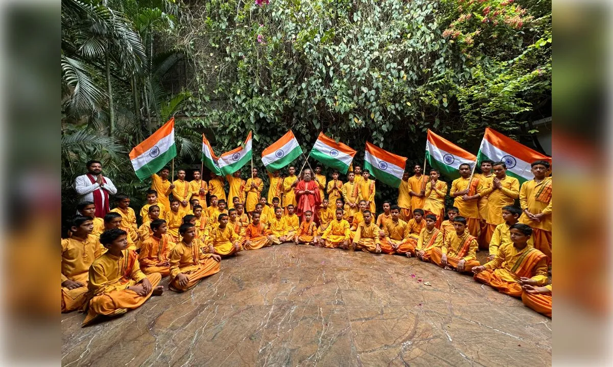 राष्ट्रीय ध्वज अंगीकरण दिवस पर लहराया तिरंगा, स्वामी चिदानन्द का राष्ट्रप्रेम संदेश