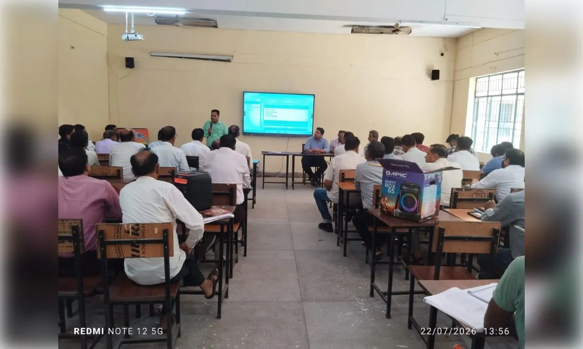 जनगणना के तहत डीसीएचबी कार्य का प्रशिक्षण, लेखपालों को दी गई मोबाइल ऐप की जानकारी