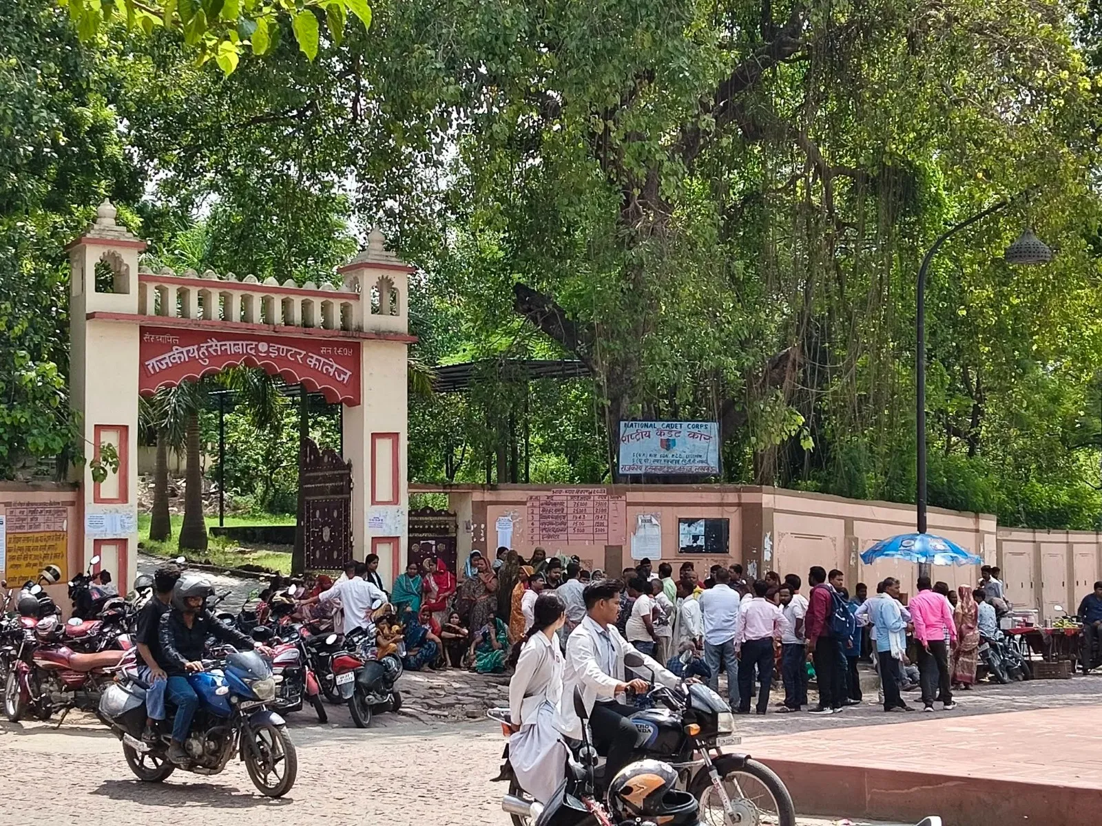 केजीएमयू के पोस्टमार्टम हाउस के बाहर बदहाल इंतजाम