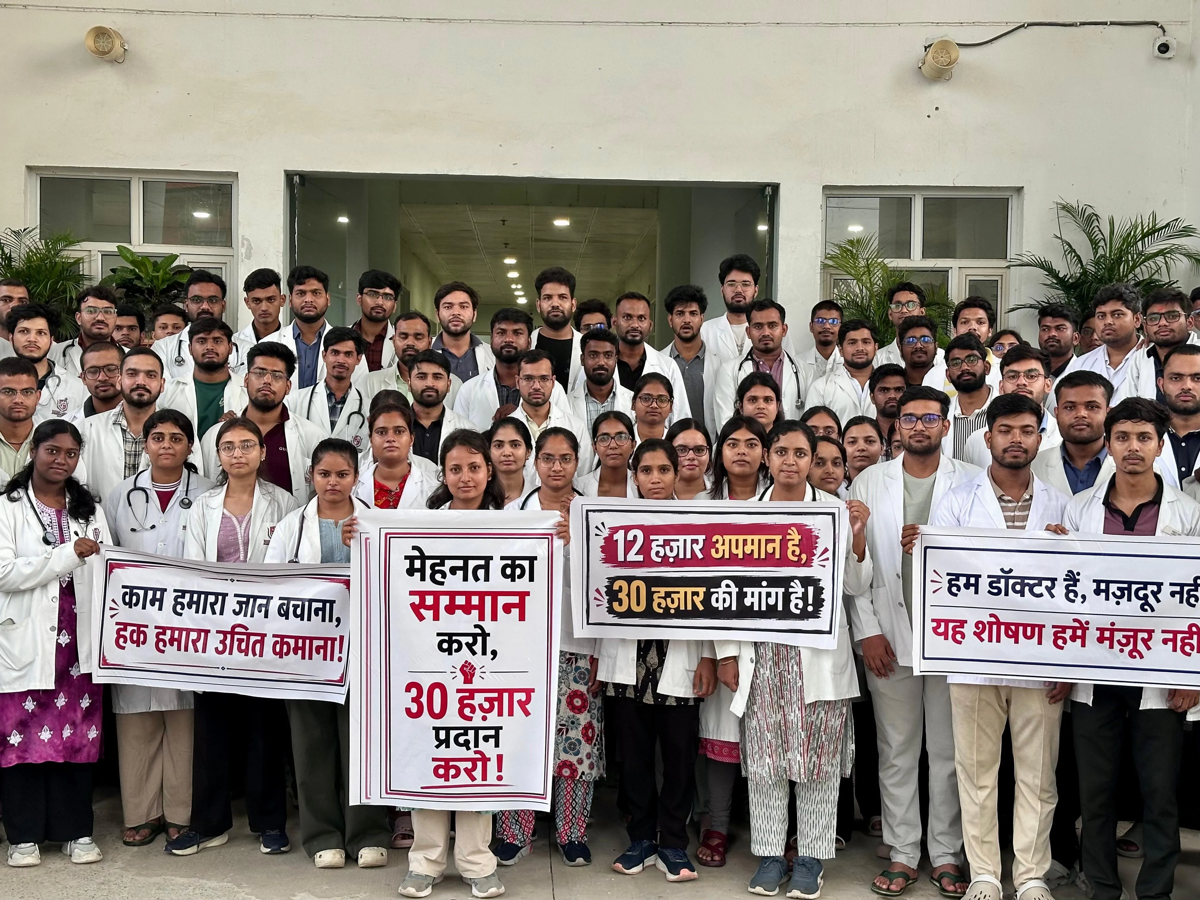 केजीएमयू समेत प्रदेश के मेडिकल कॉलेजों में 'इंटर्न डॉक्टरों का धरना 