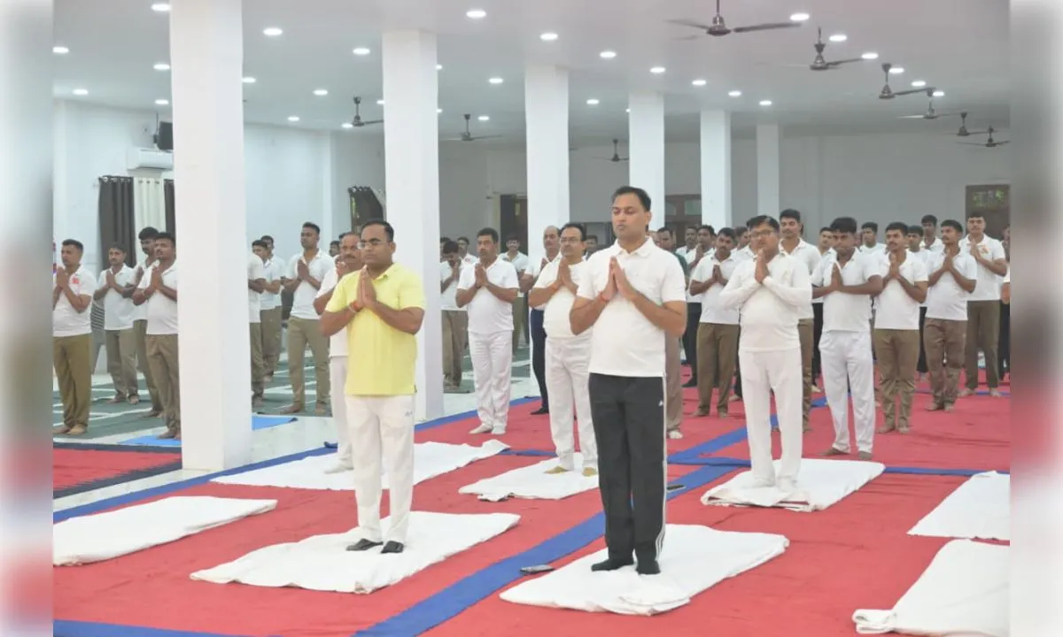 बाराबंकी पुलिस लाइन में एसपी की उपस्थिति में पुलिसकर्मियों द्वारा किया योगाभ्यास