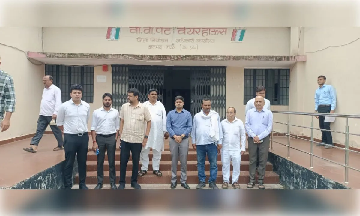 राजनीतिक दलों की मौजूदगी में डीएम ने किया ईवीएम/वीवीपैट वेयरहाउस का निरीक्षण