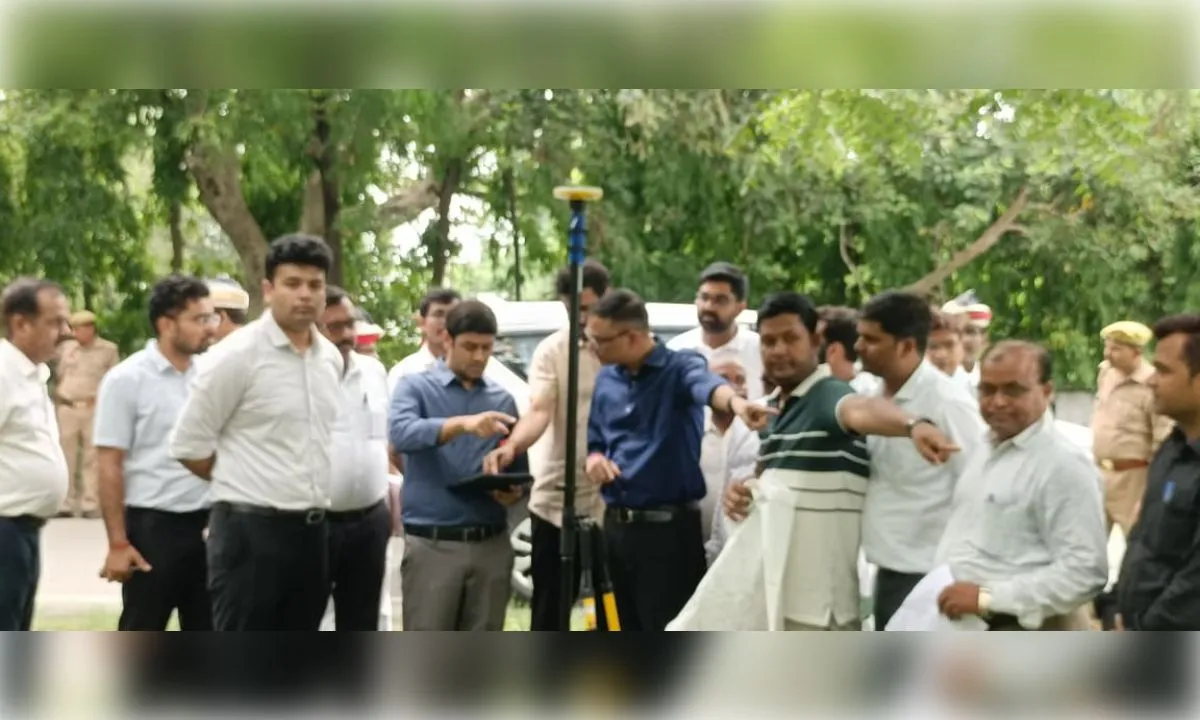 रोवर तकनीक से कलेक्ट्रेट परिसर एवं आसपास की भूमि की पैमाइश का डीएम ने किया निरीक्षण