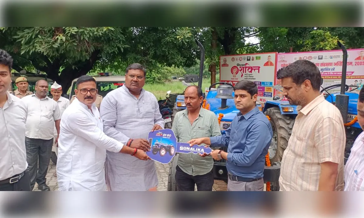 विधायक मधुबन और डीएम ने मुख्यमंत्री योजना के तहत तीन किसानों को सौंपे ट्रैक्टर