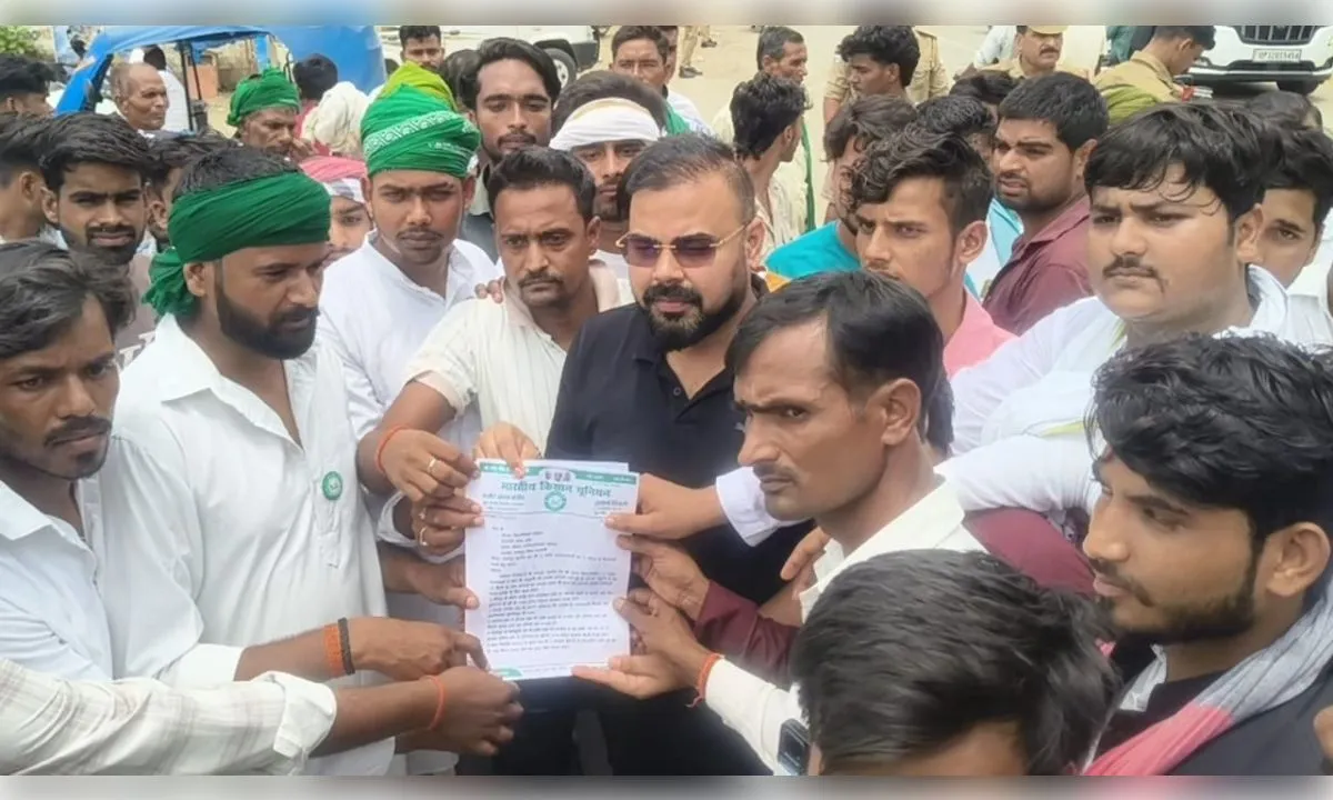 छात्रों पर लाठीचार्ज से लेकर खाद की कालाबाजारी तक… फतेहपुर में गूंजा ‘हल्लाबोल’