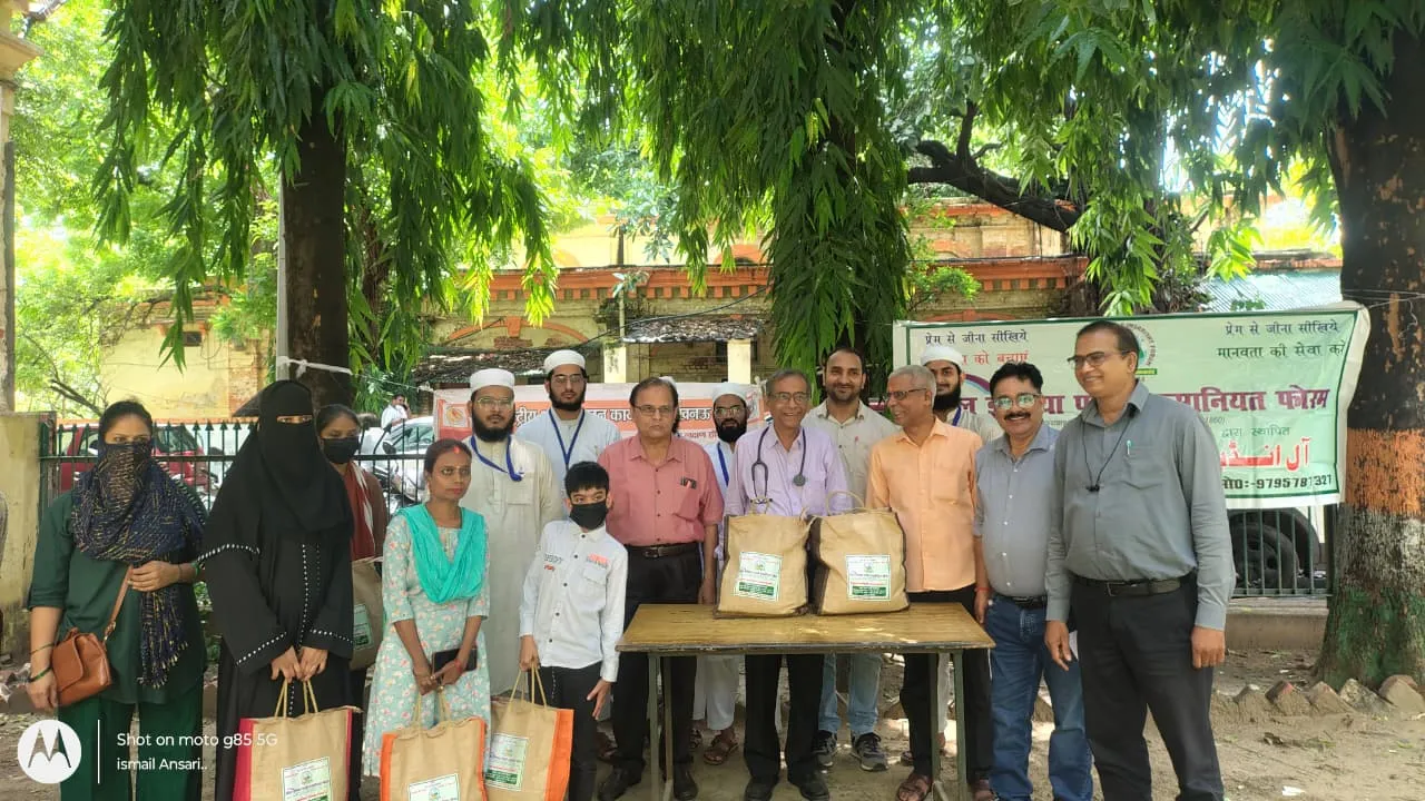 बलरामपुर व लोकबंधु अस्पताल में टीबी मरीजों को बांटी गई राशन किट 