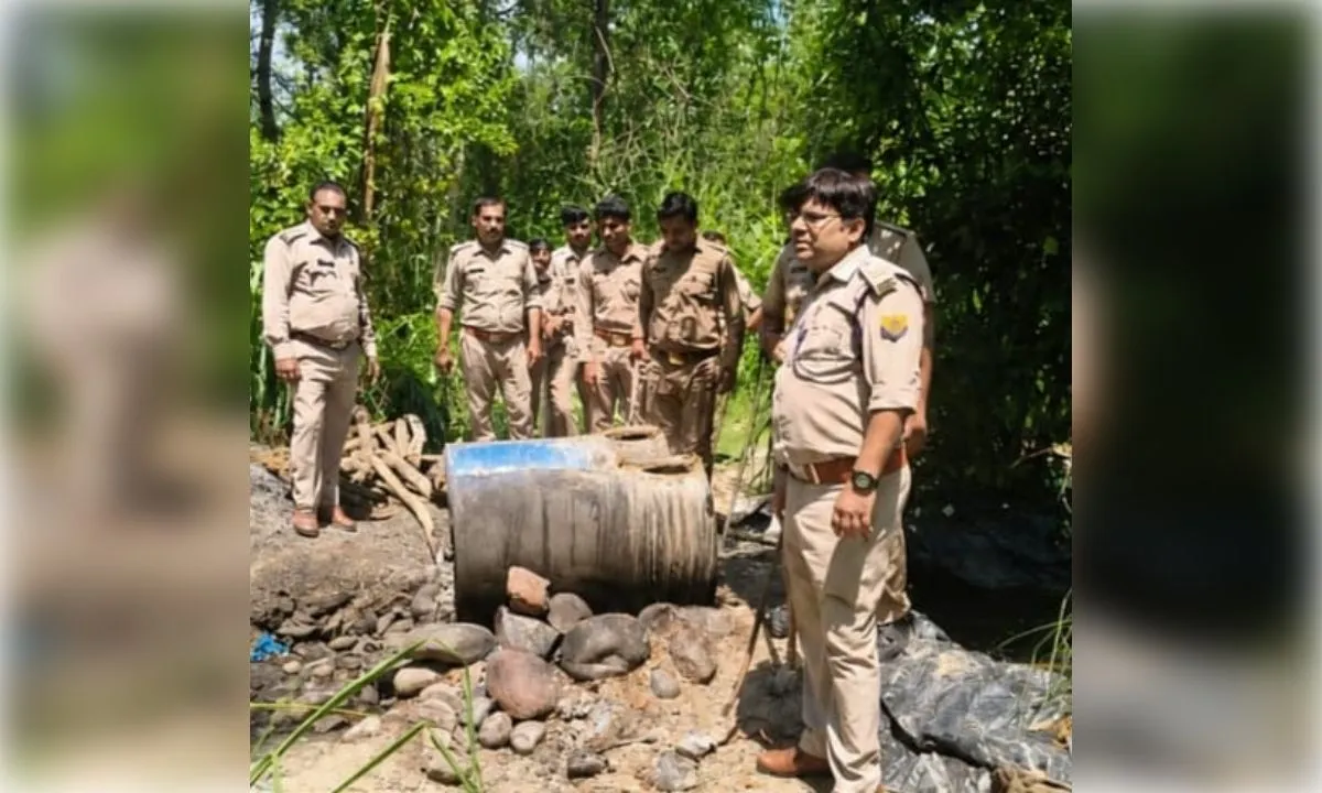 बिजनौर में अवैध कच्ची शराब के खिलाफ बड़ी कार्रवाई, 1000 किलो लहन नष्ट