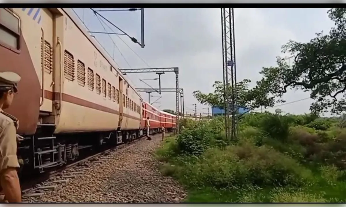 रेलवे यार्ड में बोगी की खिड़की से लटका मिला युवक का शव, इलाके में फैली सनसनी