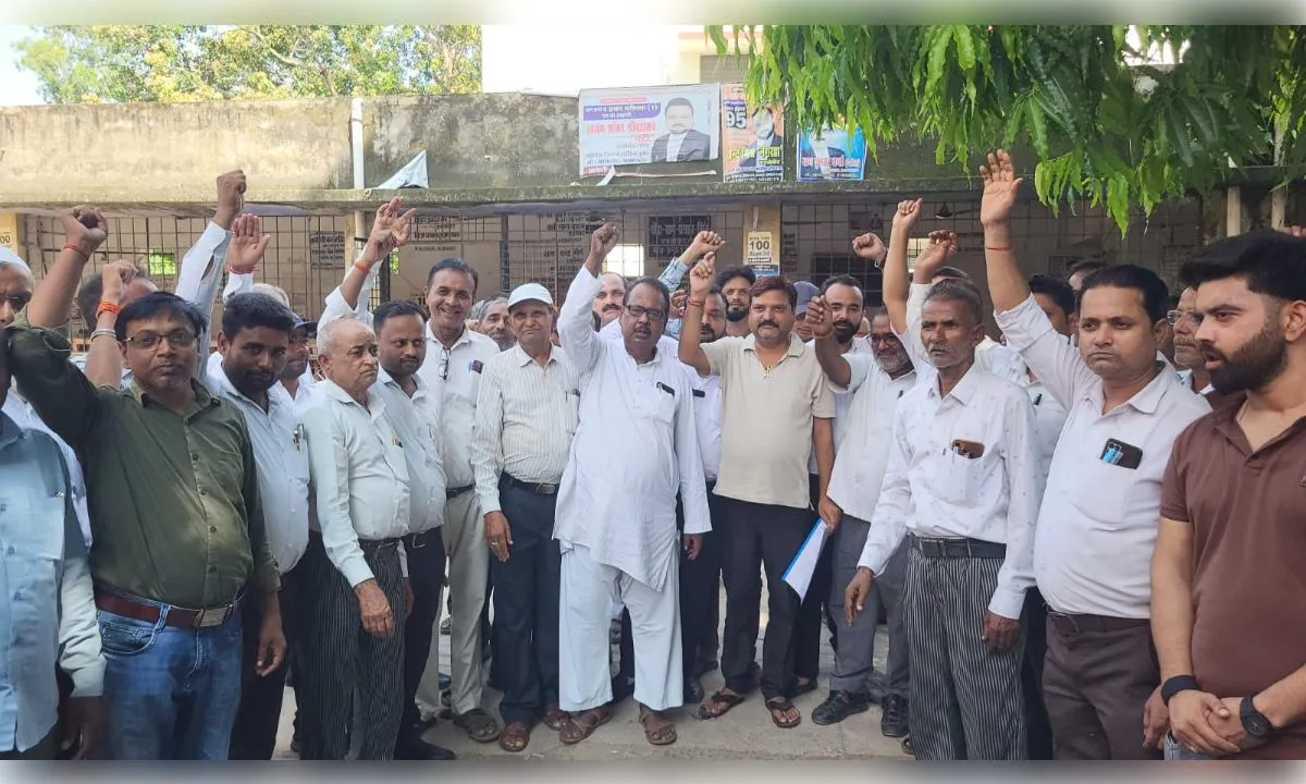 छात्रों पर लाठीचार्ज के विरोध में अधिवक्ता संघ ने सौंपा एसडीएम को ज्ञापन