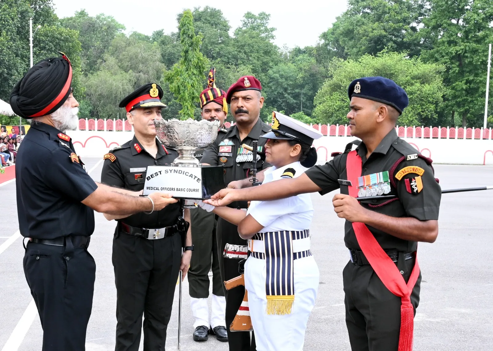 मेडिकल ऑफिसर्स बेसिक कोर्स के समापन पर परेड