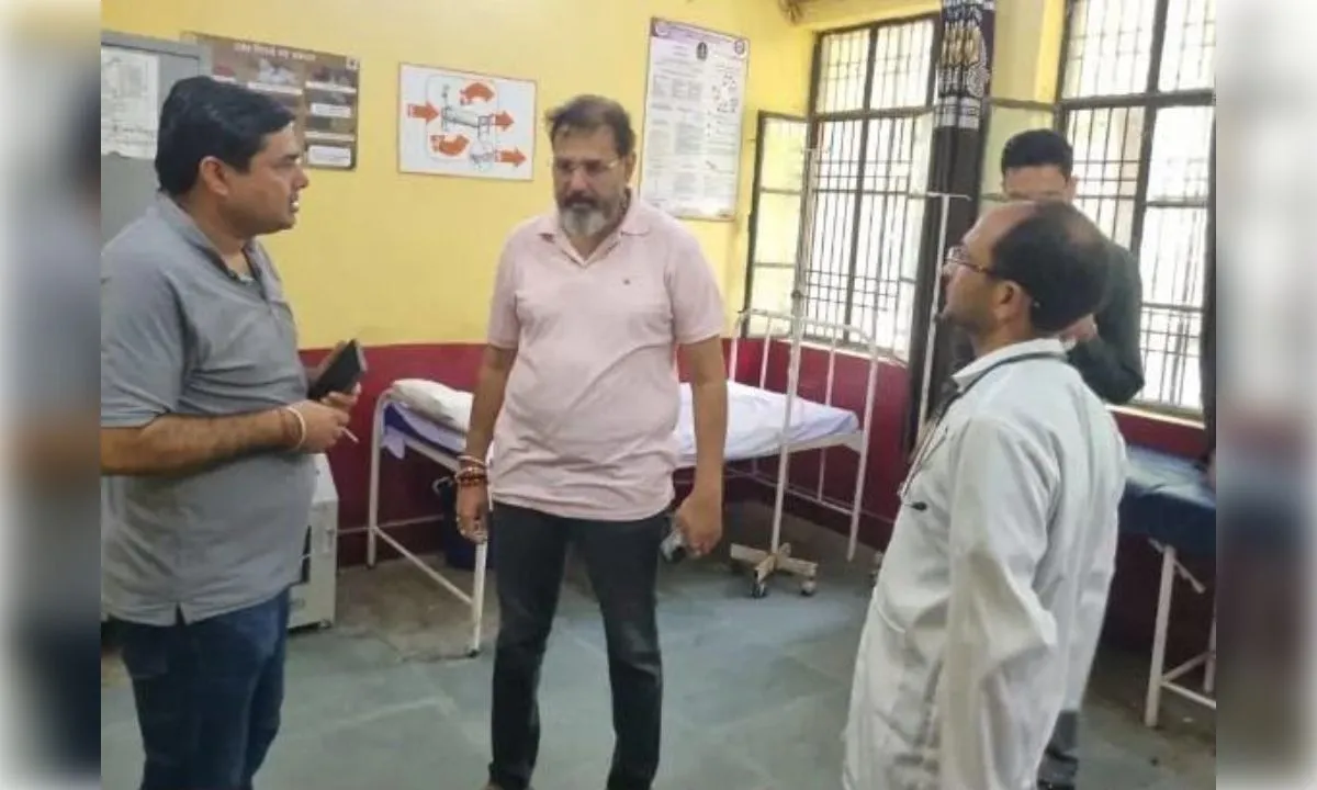 सीएचसी बनीकोडर में गंदगी, टूटी बाउंड्री और जर्जर भवन पर सीएमओ नाराज