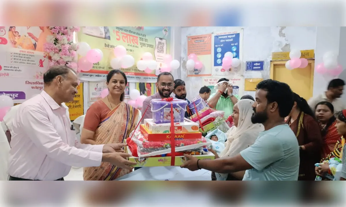 जिला अस्पताल में कन्या जन्मोत्सव कार्यक्रम का डीएम ने केक काटकर किया शुभारंभ