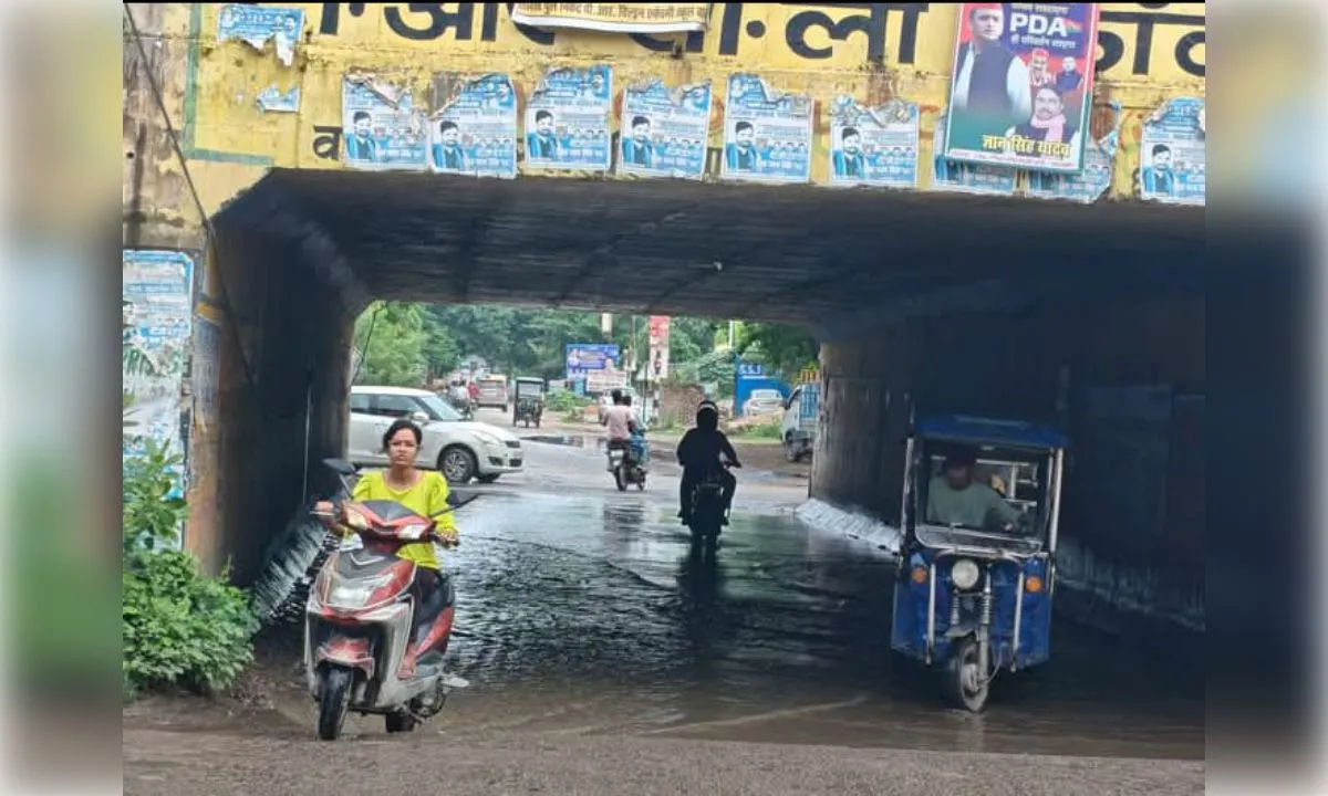 सतरिख अंडरपास में हल्की बारिश में ही भरता है 1 फुट पानी, हादसे को दावत दे रही व्यवस्था