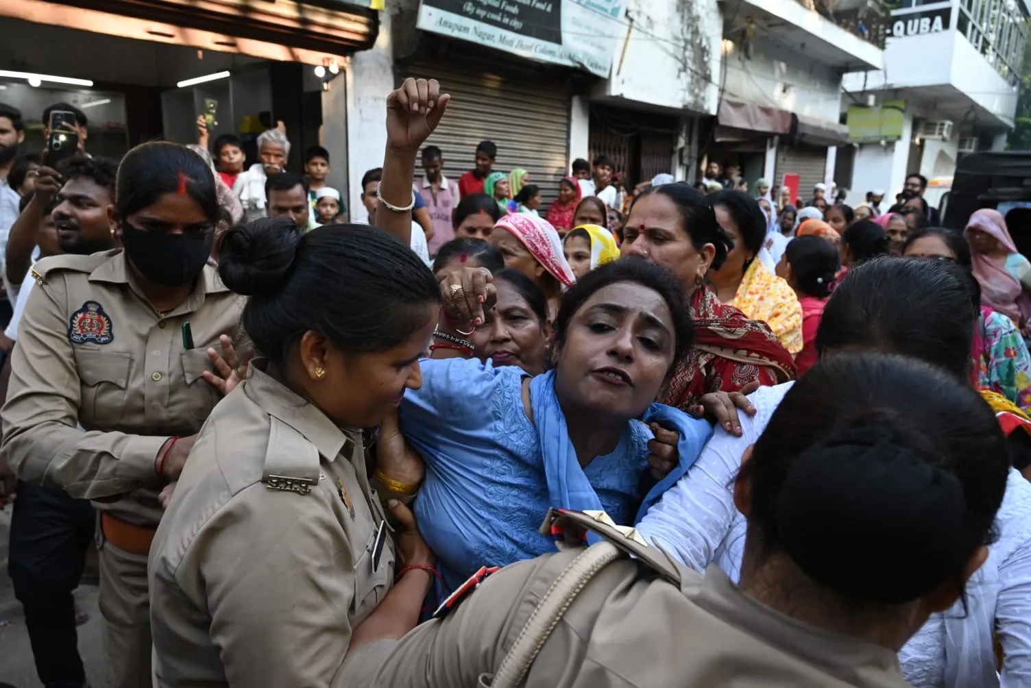 महिला कांग्रेस ने शिक्षा मंत्री का फूंका पुतला