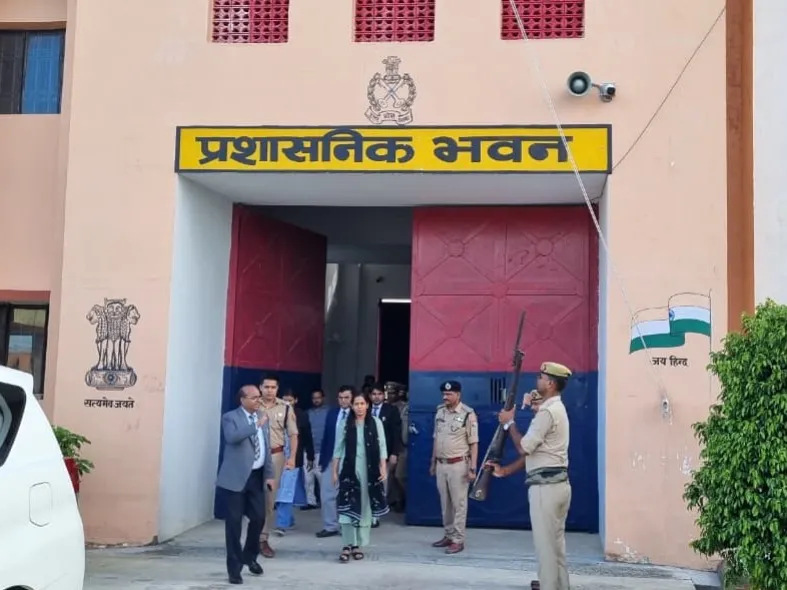 जिला जज, डीएम व एसपी ने जिला कारागार का आकस्मिक निरीक्षण कर लिया जायजा