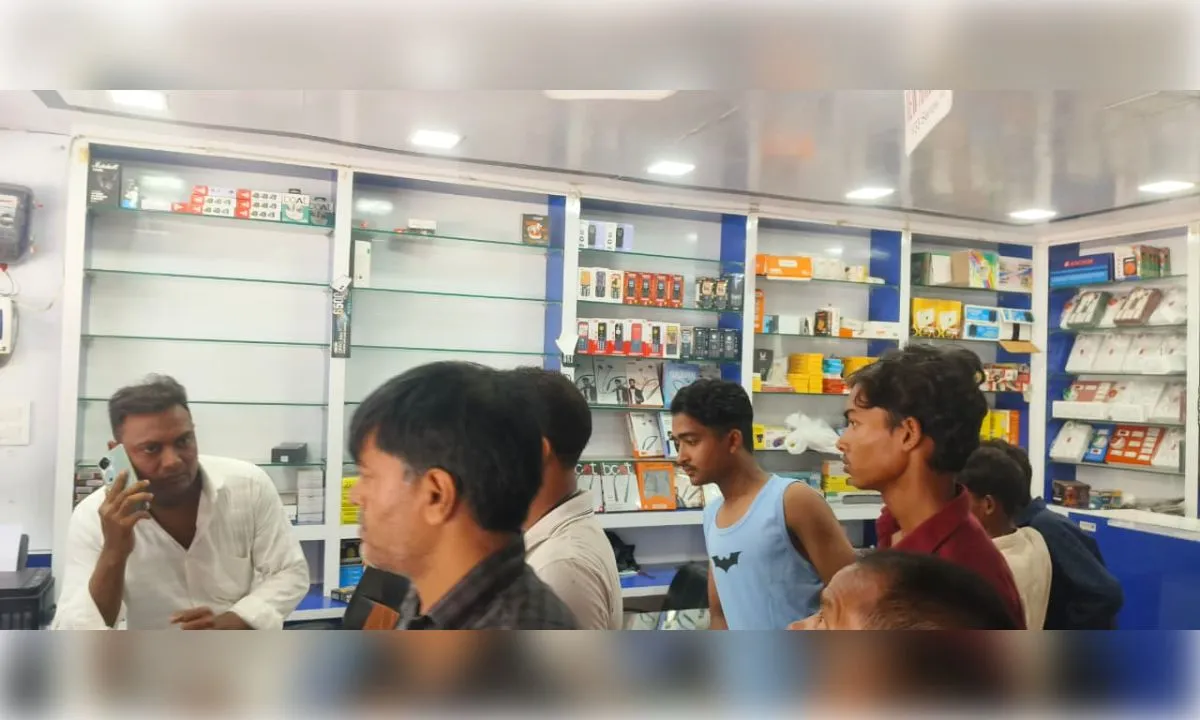 कोलासी में मोबाइल दुकान में सेंधमारी कर करीब 3 लाख के मोबाइल ले उड़े चोर