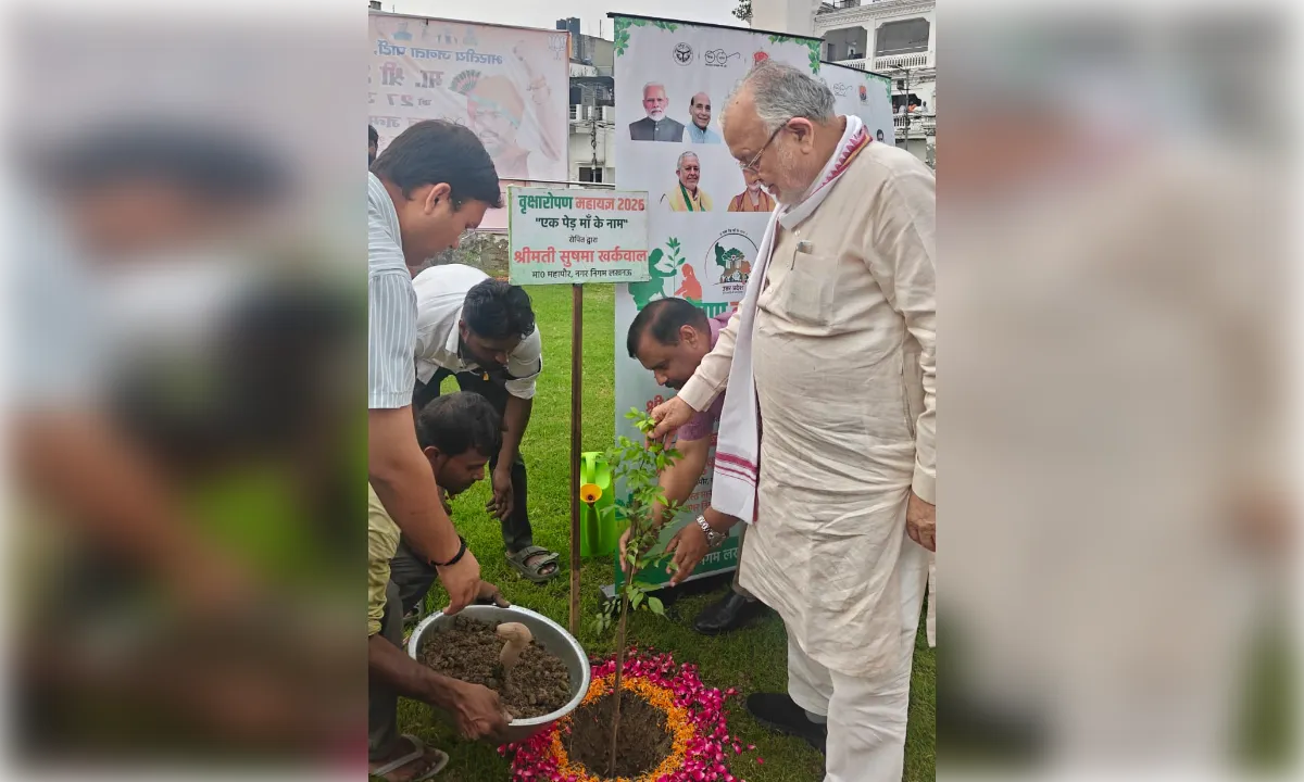 'एक पेड़ माँ के नाम' अभियान: अमीनाबाद के झंडी वाला पार्क में लगाए 100 पौधे