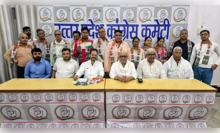 प्रतापगढ़, सीतापुर और लखनऊ के सैकड़ों लोगों ने थामा कांग्रेस का दामन