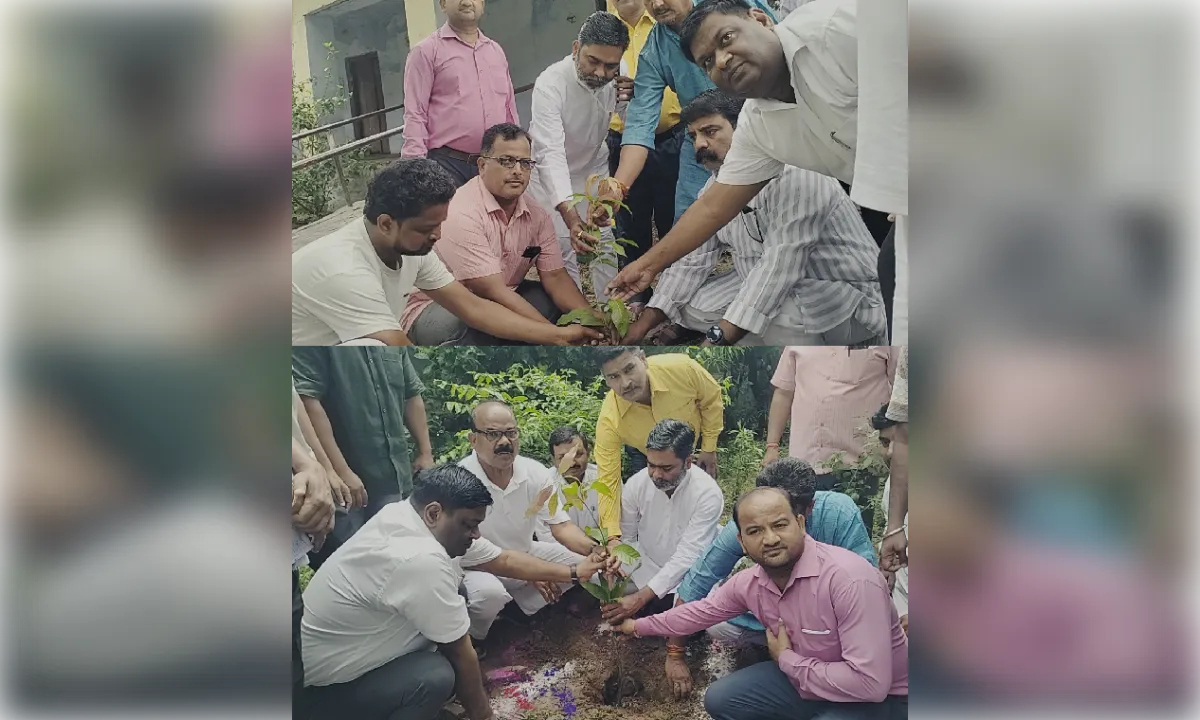 उतरौला: भारतीय इंटर कॉलेज में विधायक रामप्रताप वर्मा ने किया वृक्षारोपण