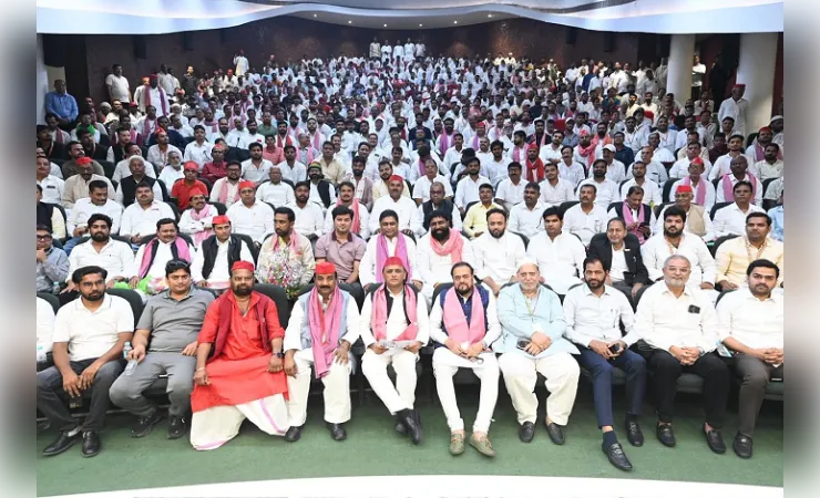 सपा का 2027 मिशन तेज, महाराष्ट्र में रह रहे लोगों से अखिलेश की भेंट