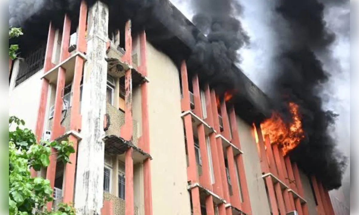 जवाहर भवन के चौथी मंजिल मेें लगी आग, धुआं उठता देख परिसर में मचा हड़कंप 