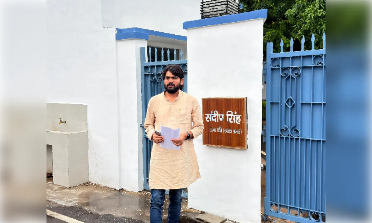 69000 शिक्षक भर्ती : बेसिक शिक्षा मंत्री संदीप सिंह से अभ्यर्थियों ने की मुलाकात