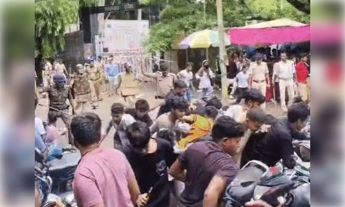 दिल्ली-पटना के बाद अब कटिहार के छात्रों पर पुलिस लाठीचार्ज, बेगूसराय में निकला मार्च