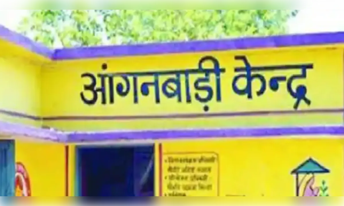 घास-फूस से घिरा आंगनबाड़ी केंद्र, पढ़ने को मजबूर नौनिहाल, फर्श पूरी तरह जर्जर