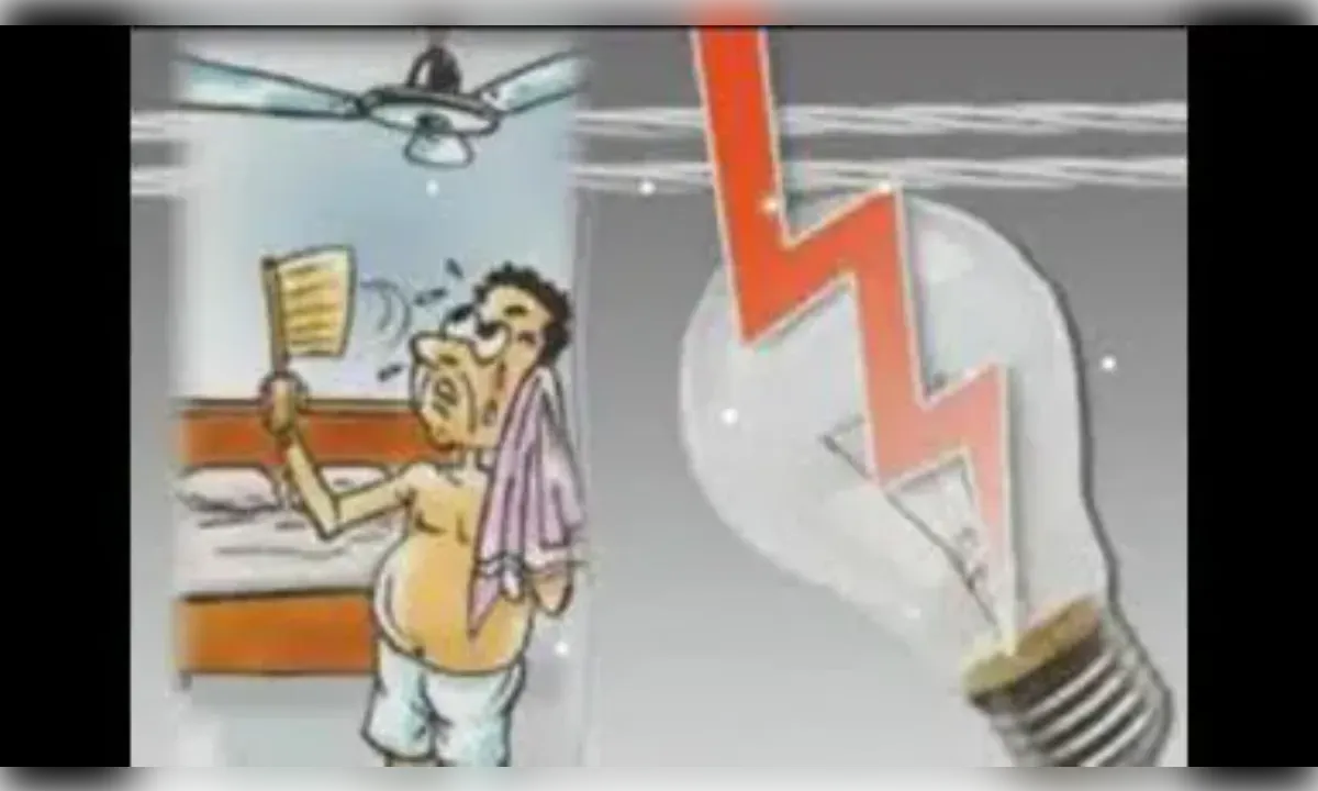 दो सप्ताह से ट्रांसफार्मर जलने से दो दर्जन घरों में छाया अंधेरा, गर्मी से बेहाल ग्रामीण
