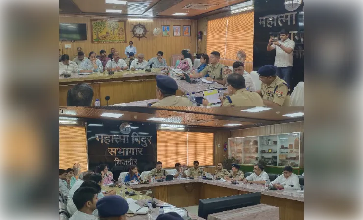 डीएम ने विकास कार्यों की समीक्षा में दिखाई सख्ती, खराब प्रदर्शन पर नोटिस के निर्देश