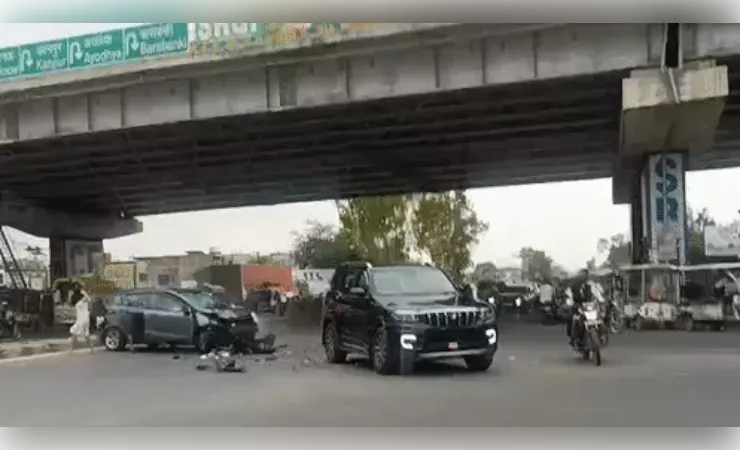 सीतापुर हाईवे पर सड़क हादसा, ओवरटेक करने पर पहले ट्रक फिर स्कॉर्पियो में घुसी कार