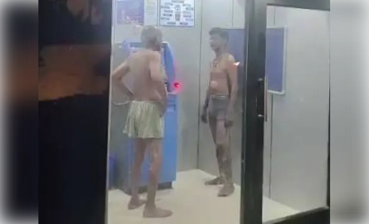 गर्मी से बेहाल मजदूर पहुंचे ATM, AC में ली ठंडी हवा, वीडियो हुआ वायरल