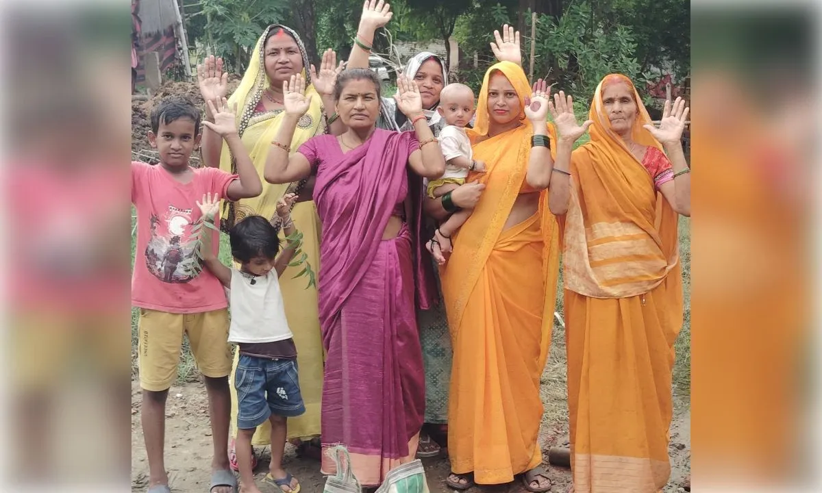 गोद में बच्चे, सामने जलभराव...पानी में डूबे रास्ते पर महिलाओं का आक्रोश
