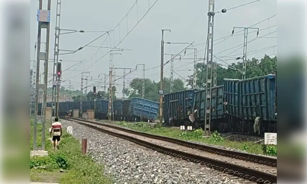 बरकाकाना-सोननगर रेलखंड पर मालगाड़ी के 11 डिब्बे हुए बेपटरी