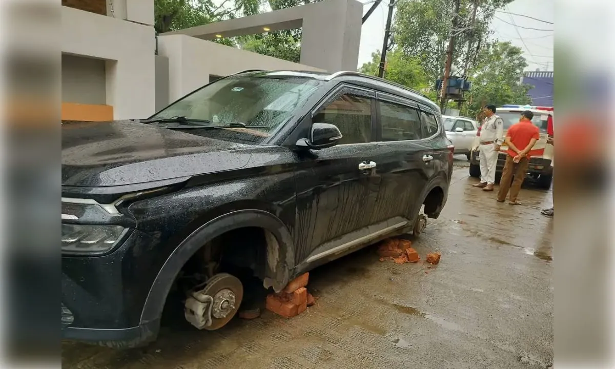 घर के सामने खड़ी कार के दो पहिए खोलकर फरार हुए चोर