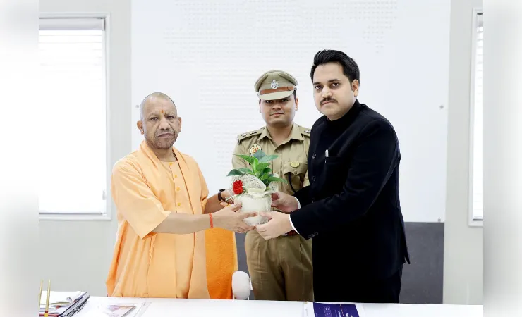 मुख्यमंत्री से जिलाधिकारी चर्चित गौड़ एवं पुलिस अधीक्षक अभिषेक वर्मा ने की भेंट