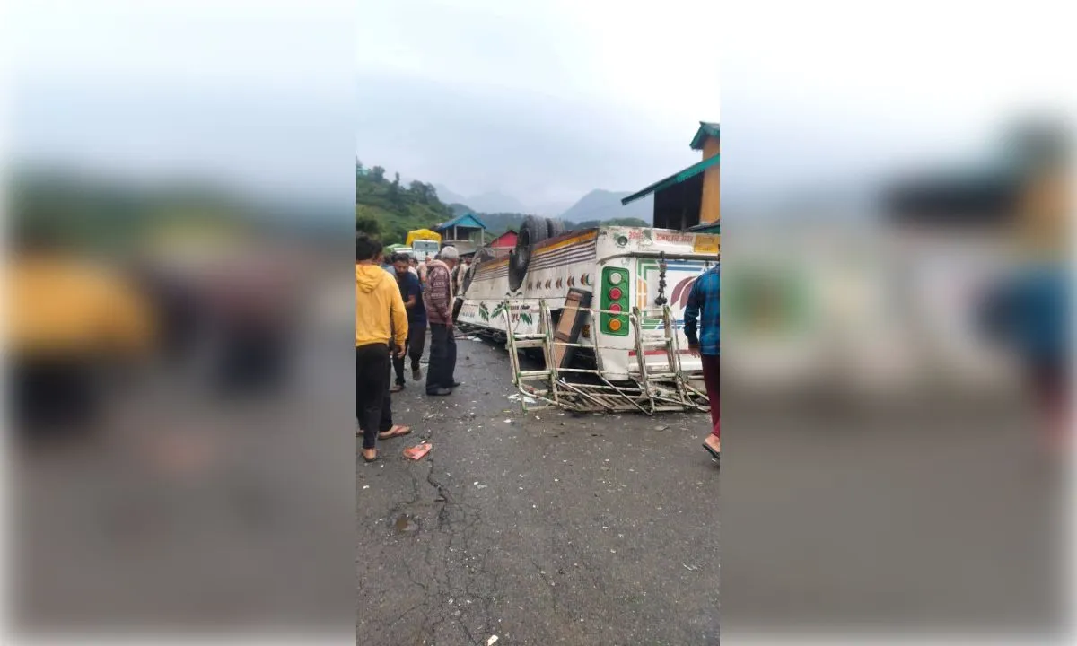 हिमाचल प्रदेश में पलटी निजी बस, सात की मौत और 11 घायल