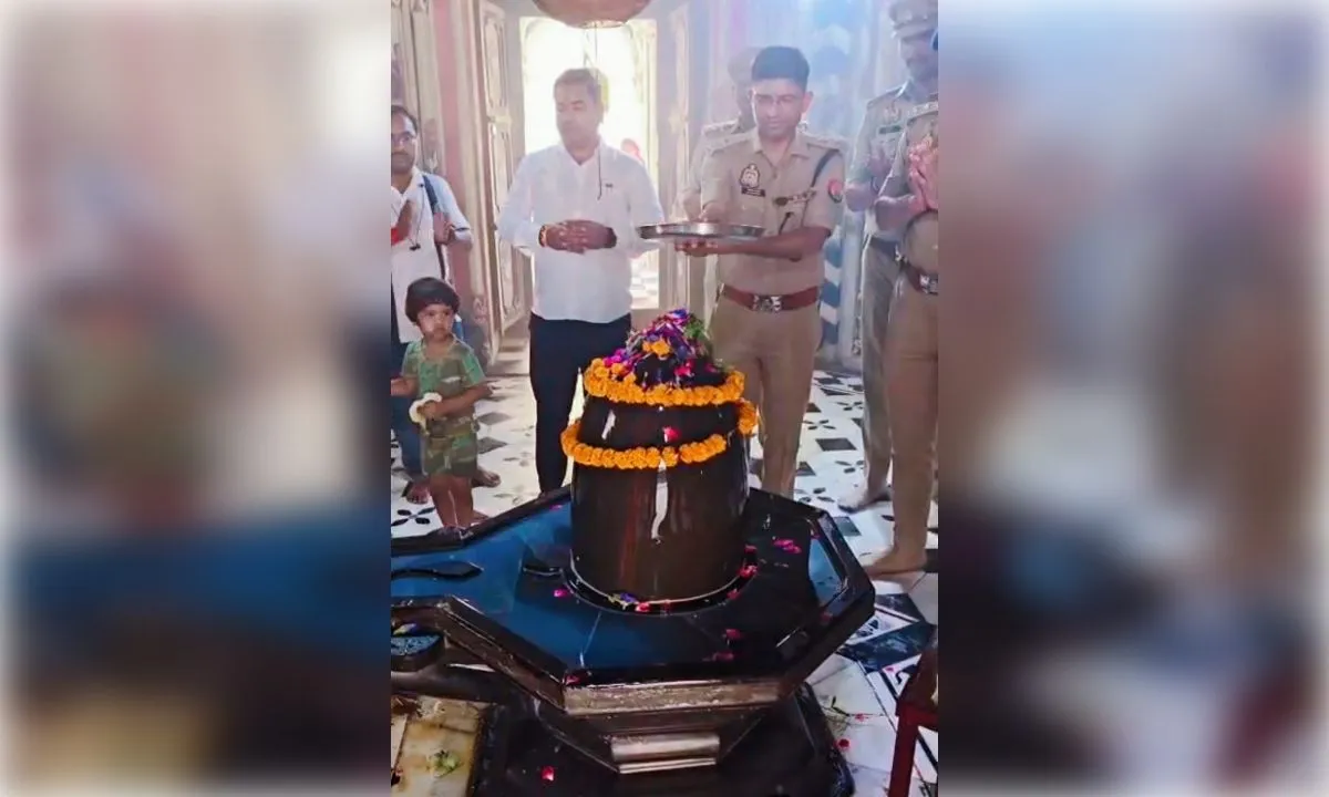 डीसीपी मुश्ताक ने काशीश्वर महादेव की पूजा-अर्चना कर किया जलाभिषेक