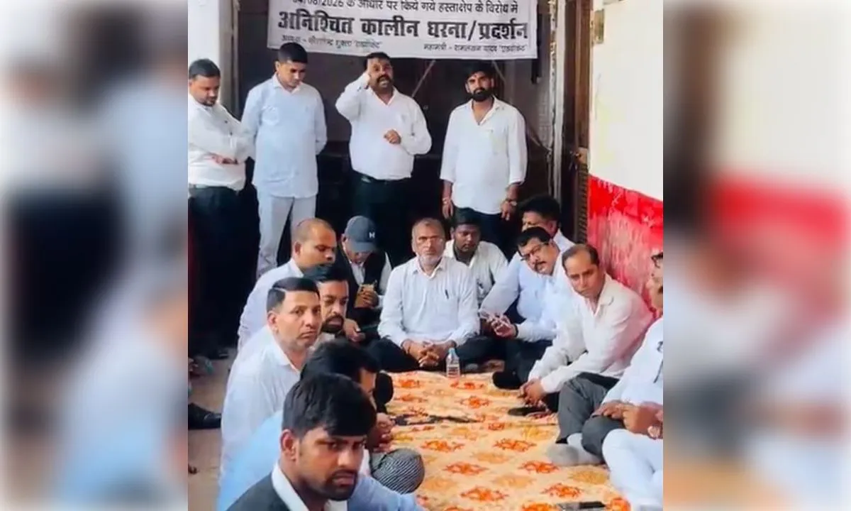 रजिस्ट्री आदेश वापस लेने को लेकर तीसरे दिन भी वकीलों का प्रदर्शन