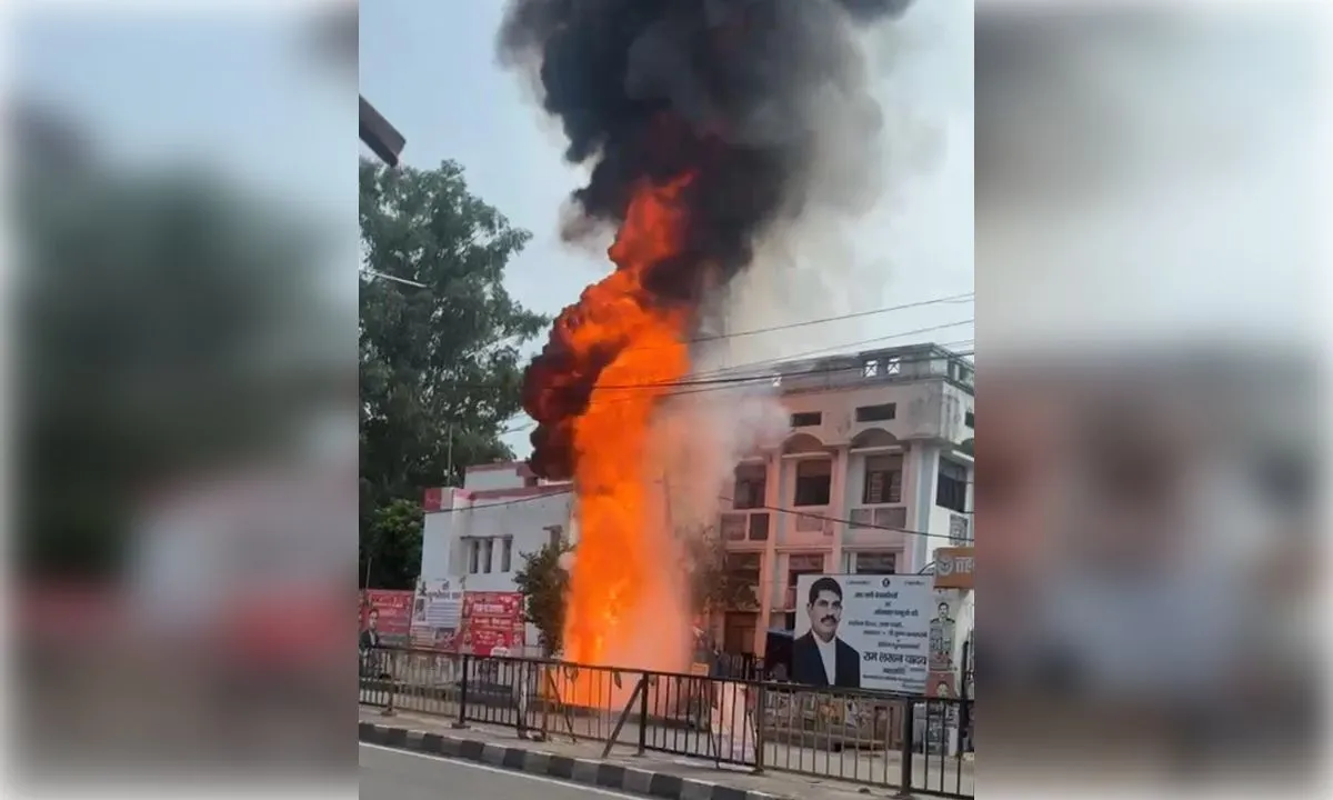 ट्रांसफार्मर में लगी भीषण आग, तहसील की बिजली घंटों गुल
