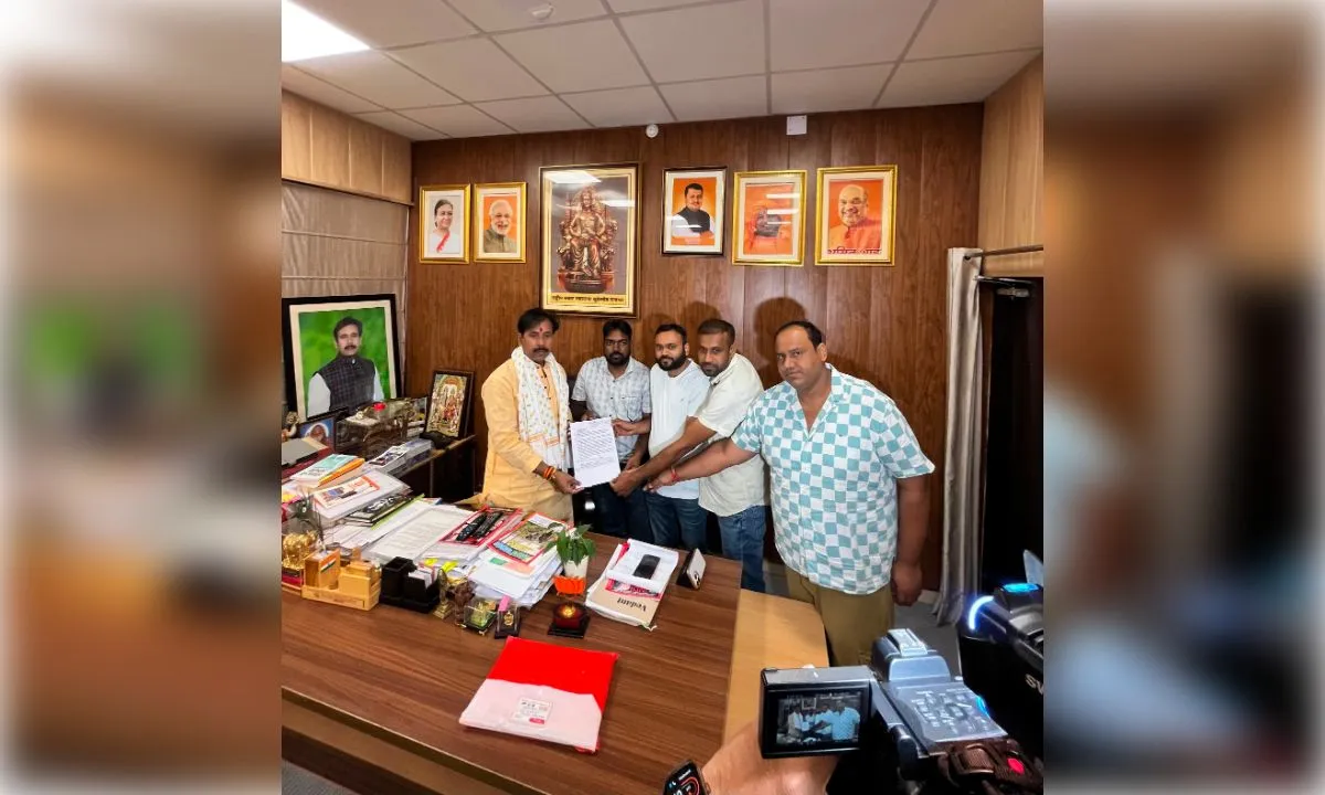 68,500 सहायक शिक्षक भर्ती के अभ्यर्थियों ने मंत्री अनिल राजभर को सौंपा ज्ञापन