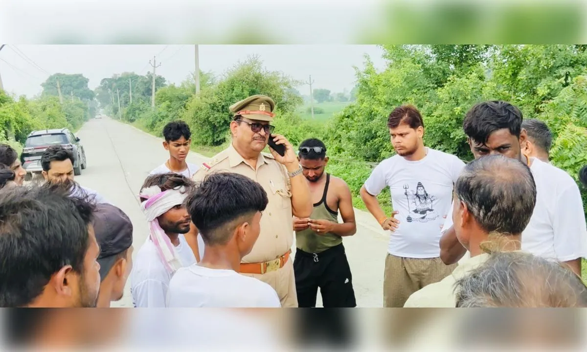 औरैया में DJ लदी पिकअप और कार पर हमला, बाइक सवार युवकों ने डंडों से तोड़े शीशे