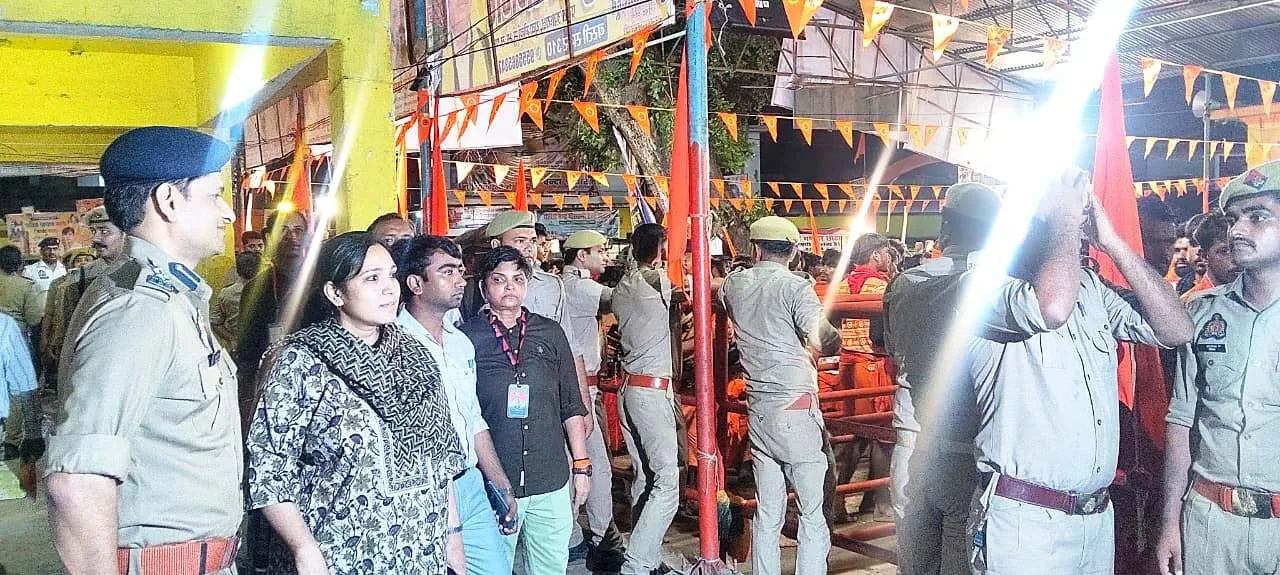 आधी रात भदेश्वरनाथ मंदिर पहुंचे डीएम-एसपी, कांवड़ियों पर की पुष्पवर्षा