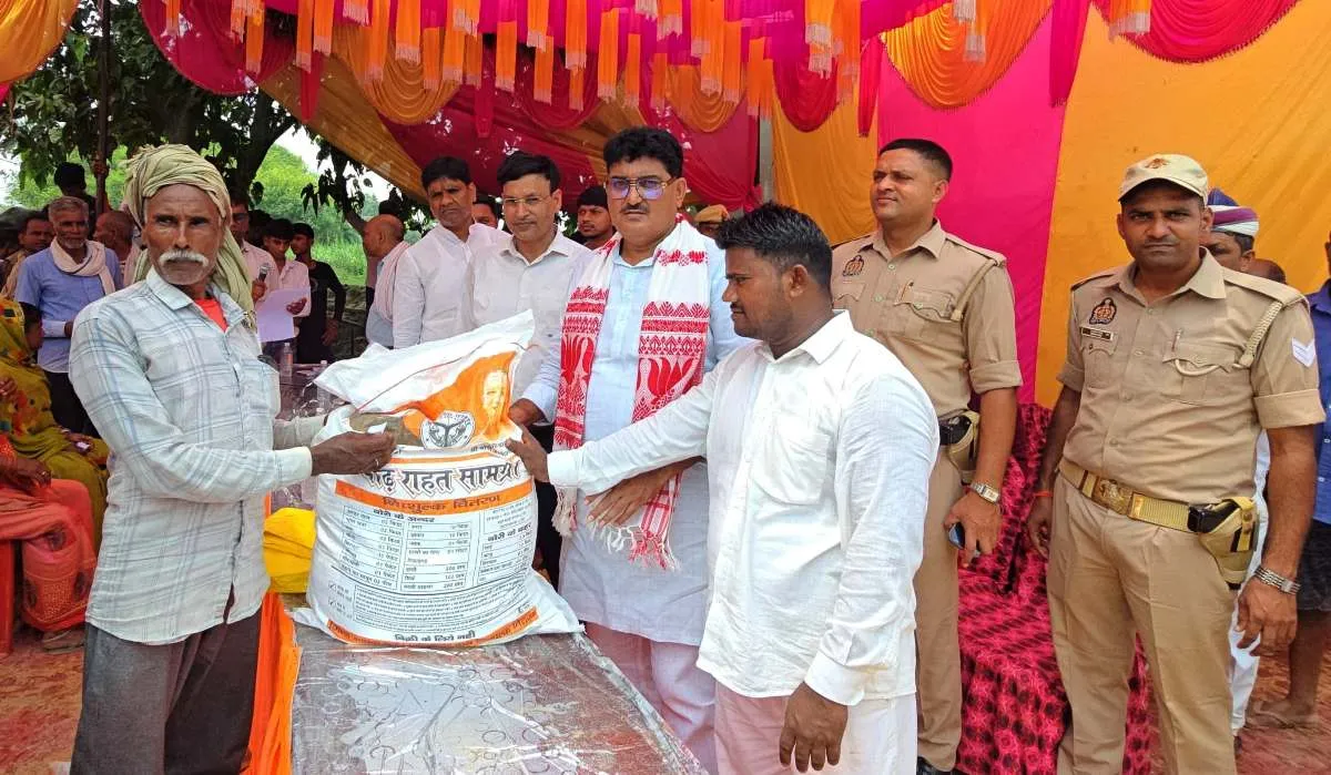 बाढ़ प्रभावित 300 परिवारों में विधायक ने बांटी राहत सामग्री