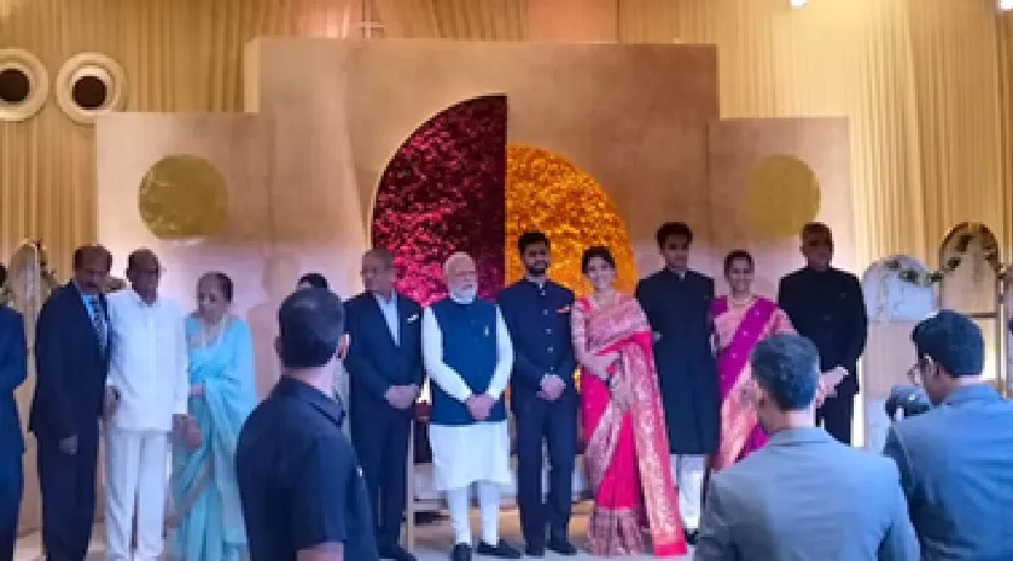एक फ्रेम में मोदी, पवार और शाह, रेवती सुले के रिसेप्शन की तस्वीर से महाराष्ट्र की सियासत में हलचल