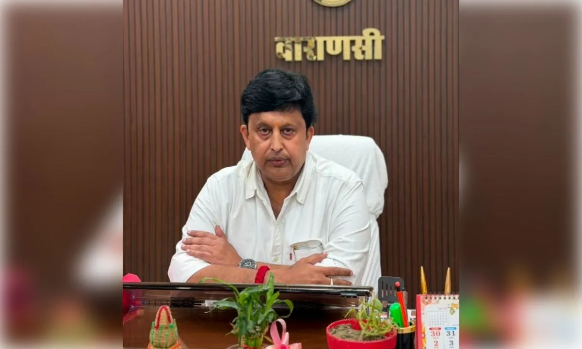 वाराणसी के नवनियुक्त सीएमओ डॉ. एनपी सिंह ने संभाला कार्यभार
