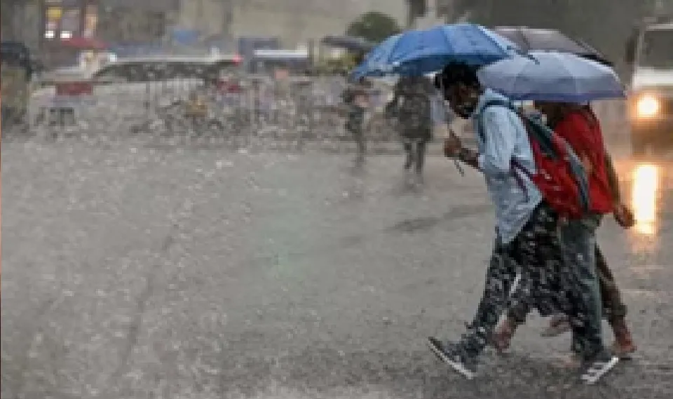 यूपी के 28 जिलों में आंधी-बारिश का अलर्ट, 60 किमी प्रति घंटे तक चलेंगी हवाएं