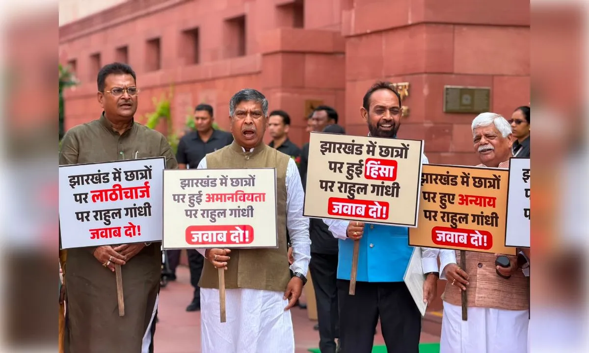 छात्र आंदोलन की गूंज दिल्ली तक पहुंची