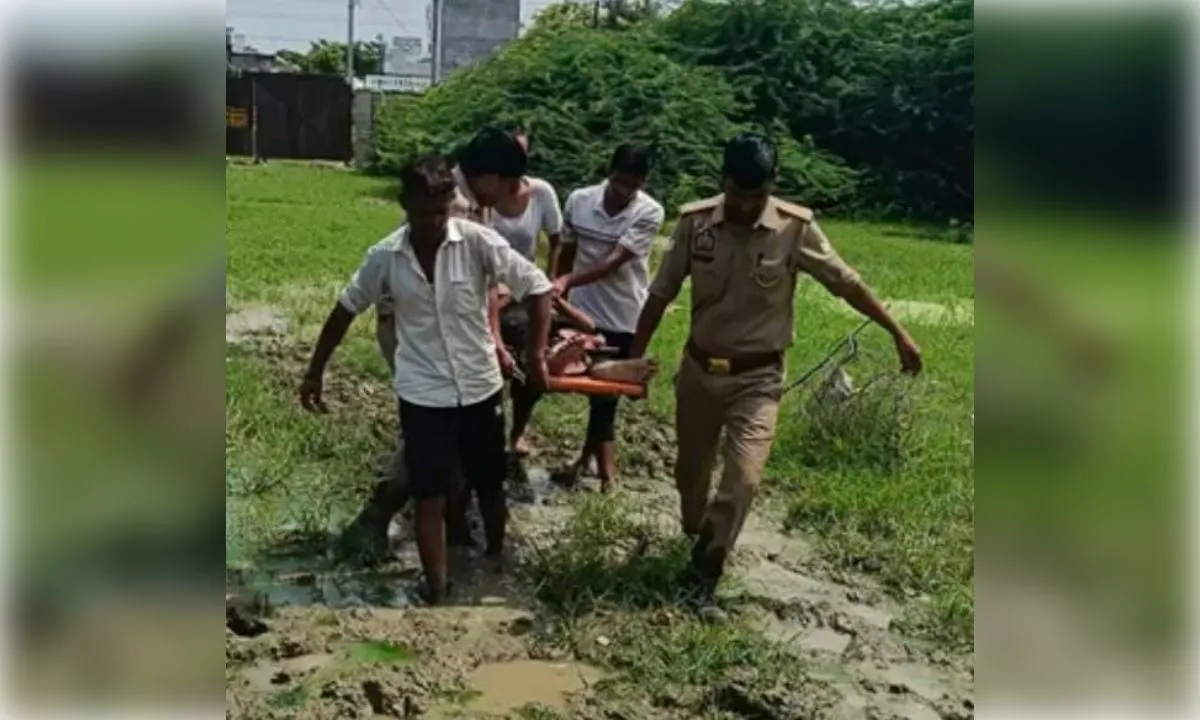 चलती ट्रेन से गिरकर युवक घायल, कीचड़ भरे रास्ते से पुलिस ने पहुंचाया अस्पताल