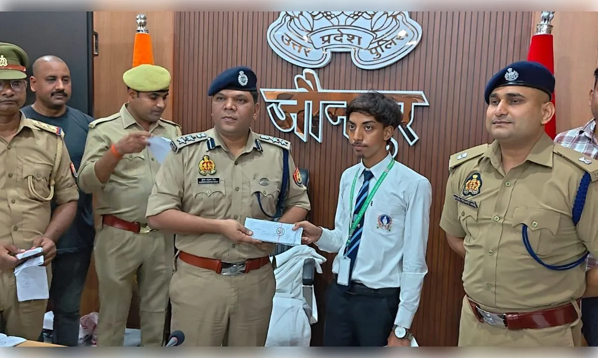 जौनपुर पुलिस ने खोज निकाले 200 गुमशुदा मोबाइल फोन, मालिकों को सौंपे
